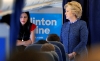 Hillary Clinton habla con su equipo, incluida Huma Abedin, en su avión de campaña