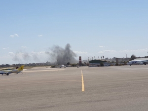 Atacan el único aeropuerto en funcionamiento en Trípoli, Libia.