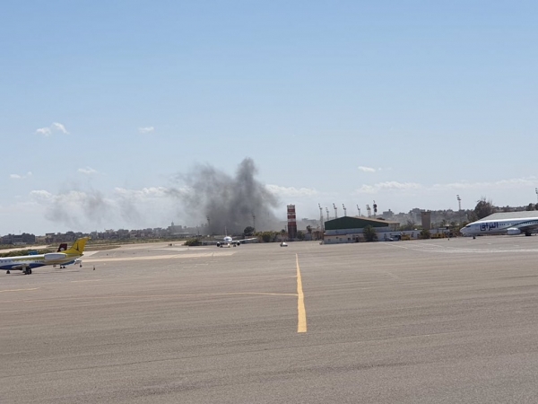 Atacan el único aeropuerto en funcionamiento en Trípoli, Libia.