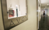 Multada Avon de Brasil por obligar a mujer a bailar