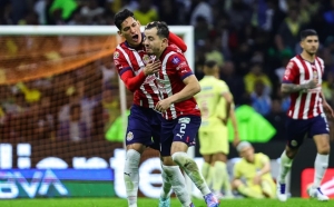 Alan Mozo y Jesús Orozco celebrando gol ante Club América en el Estadio Azteca.