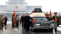 Funeral en 2011: el presidente Kim Jong-un y su número dos, al otro lado del coche fúnebre donde portaban los restos mortales del padre y antecesor en el cargo, Kim Jong-il