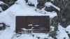 Una placa conmemorativa en honor a los turistas del grupo de Diátlov.
