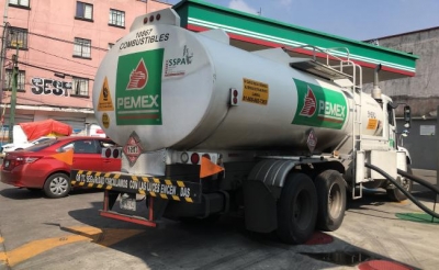 Sujetos armados roban pipa de Pemex cargada con 25 mil litros de gasolina Magna