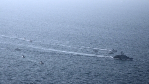 Personal militar iraní participa en un ejercicio titulado 'Control Inteligente del estrecho de Ormuz', el 16 de febrero de 2026.