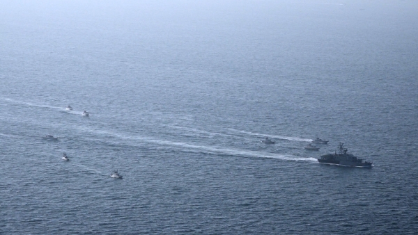 Personal militar iraní participa en un ejercicio titulado 'Control Inteligente del estrecho de Ormuz', el 16 de febrero de 2026.