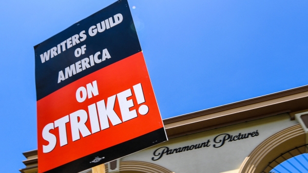 Pancarta de protesta durante la huelga de guionistas de Hollywood, en Los Ángeles, el 2 de mayo de 2023.