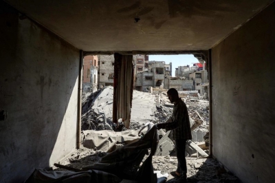 Edificio derrumbado tras un bombardeo israelí en el campamento de refugiados palestinos de Bureij, en el centro de la Franja de Gaza, el 23 de mayo de 2025.