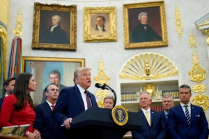 Trump sugiere que EEUU atacó a un barco cargado de drogas proveniente de Venezuela