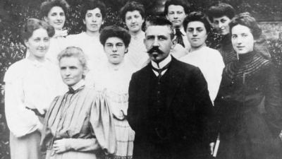 Marie Curie y Paul Langevin adelante de un grupo de mujeres. La foto fue tomada a principios de 1910.