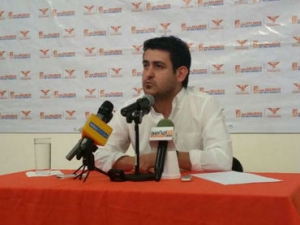 Comparten que el dron estuvo supuestamente vigilando las ventanas de la casa de Enrique Alfaro por más de media hora