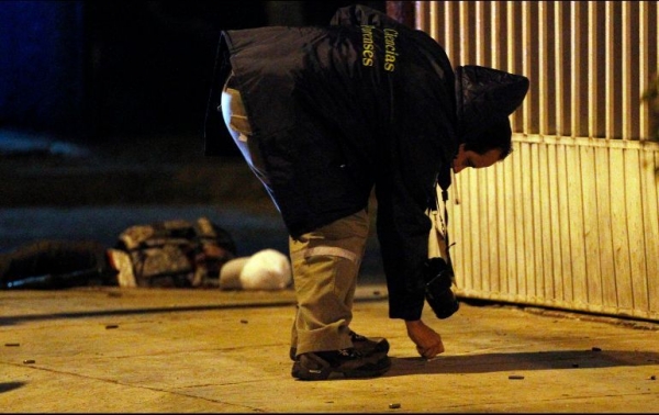 Al parecer el oficial se encontraba en su domicilio, cuando varios hombres a bordo de una camioneta dispararon en contra de la finca.