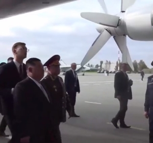 Kim Jong-un pasa revista a aviones estratégicos de las Fuerzas Aeroespaciales de Rusia