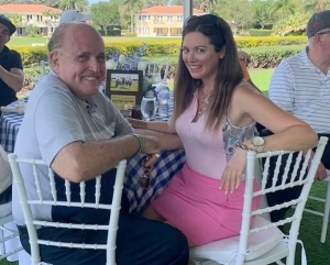 Dunphy, visto en octubre de 2022, afirma que Giuliani la obligó a tener relaciones sexuales y la hizo trabajar con ropa diminuta o desnuda en su apartamento.