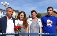 Yulia Moiséyenko junto a sus padres biológicos a su lado