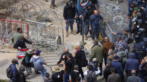 Manifestantes intentan retirar una barrera para avanzar hacia la sede del gobierno durante una protesta en Beirut (Líbano), el 22 de marzo de 2023.