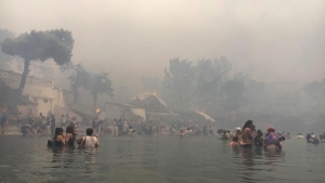 La gente escapa al mar huyendo de los incendios, Mari, Grecia, 23 de julio de 2018.