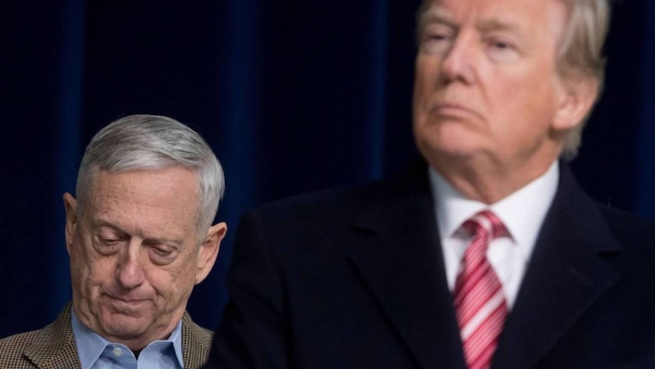Jim Mattis, a la izquierda, en un acto público con el presidente Trump. En vídeo, Jim Mattis presenta su dimisión como secretario de Defensa.