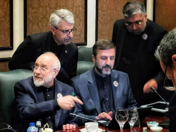 Las partes intercambian textos escritos y Washington hace exigencias excesivas... Últimos detalles de las negociaciones en Islamabad.