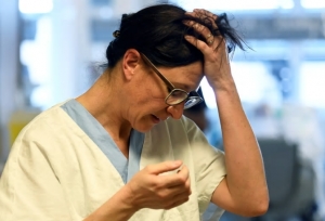 Una médica en la unidad de terapia intensiva del hospital Circolo de Varese, en Italia