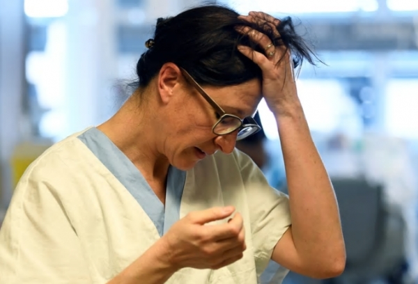 Una médica en la unidad de terapia intensiva del hospital Circolo de Varese, en Italia