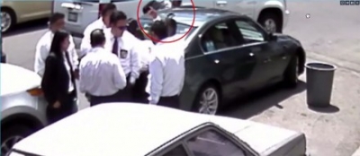 El momento en el que un presunto agente coloca el arma en el vehículo del abogado de Infraiber