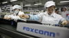 Empleadas trabajan en la cadena de montaje de la planta de Foxconn en Shenzhen, China.