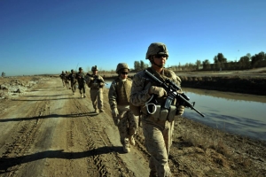 Patrulla de marines en Afganistán.