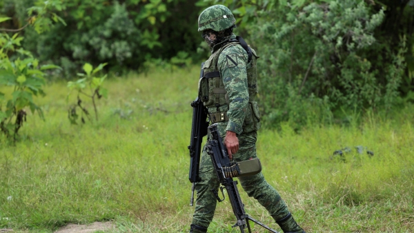 Soldado patrulla una tumba clandestina encontrada en Zapopan, 18 de septiembre de 2019.