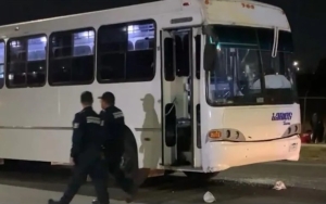 De acuerdo con la corporación, durante la trifulca registrada en el Circuito JVC y Av. Del Bosque, en Colonia El Bajío, dos unidades de transporte resultaron dañadas.