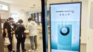 Clientes experimentan con el recién lanzado teléfono Huawei Mate 60 Pro en la tienda insignia de Huawei en Shanghái, China, 5 de septiembre de 2023.