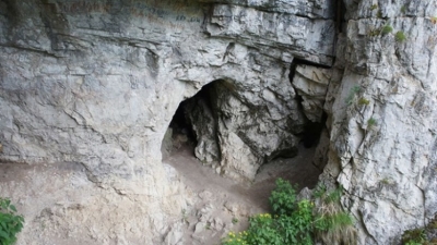 Entrada a la cueva de Denísova, lugar donde fueron encontrados los primeros restos de denisovanos.