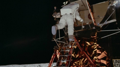 Edwin Aldrin abandona el módulo lunar en una imagen en la que se pueden observar las dimensiones del mismo. En vídeo, 50 aniversario de la llegada a la Luna.