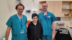 Reconectan la cabeza a un niño que quedó casi decapitado tras ser embestido por un coche