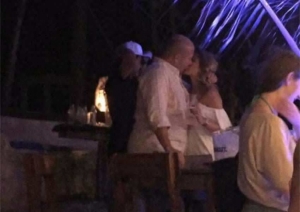 Esta es la fotografía en la que el alcalde de Guadalajara, Enrique Alfaro Ramírez, aparece besando a una mujer bajo una palmera y que circuló en redes sociales; su contestación fue la siguiente: “Quiero aclarar que la fotografía que se está difundiendo en redes sociales es de una prima de nacionalidad RUSA en su país es usual saludar de beso en la boca. Ayúdenos a desmentir esto”/Foto tomada de Facebook