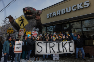 Trabajadores de Starbucks se manifiestan frente a un local de la cadena de cafeterías en Saint Paul, Minnesota.
