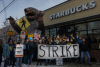 Trabajadores de Starbucks se manifiestan frente a un local de la cadena de cafeterías en Saint Paul, Minnesota. 