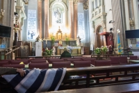 La iglesia de San Antón 24 horas de Madrid, una noche entre 'hipsters' y vagabundos