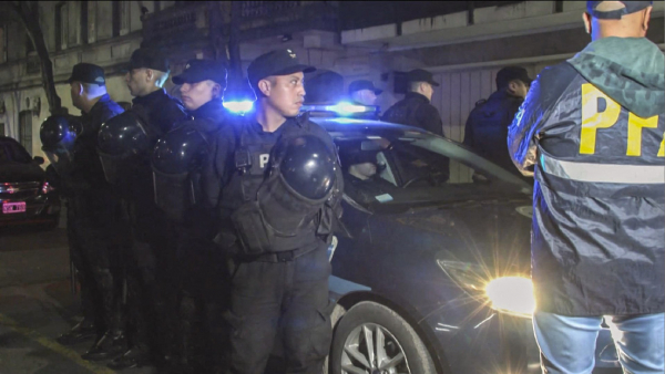 Policía escolta un vehículo en el que se encuentra el atacante de la vicepresidenta de Argentina, Cristina Fernández de Kirchner, el 1 de septiembre de 2022.