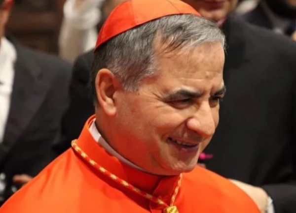 El Cardenal Angelo Becciu quiere votar en el cónclave