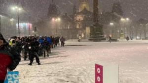 Esta foto de estudiantes y trabajadores extranjeros aguardando en las colas del hambre en Glasgow se hizo viral hace un mes