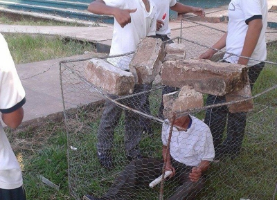 El estudiante de secundaria enjaulado por sus compañeros.