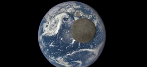 La serie de imágenes muestra el conocido com "lado oscuro" de la luna, el que no es visible desde la tierra