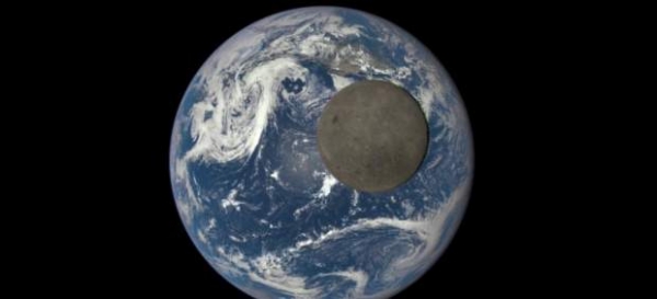 La serie de imágenes muestra el conocido com &quot;lado oscuro&quot; de  la luna, el que no es visible desde la tierra