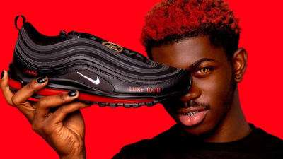 Rapero Lil Nas X sosteniendo una de sus zapatillas Nike &quot;de Satán&quot;