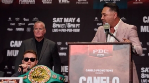 Óscar de la Hoya y Canelo Álvarez discuten en la conferencia de prensa. Momentos después, el peleador mexicano se levantó buscando pelea