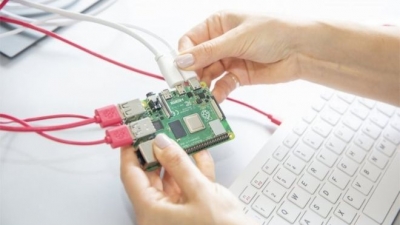 La Raspberry Pi 4 es la más reciente versión de la microcomputadora creada en 2012 en Reino Unido.