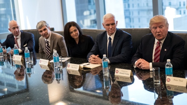 De izq. a dcha: Jeff Bezos (Amazon) Larry Page (Alphabet Inc.), Sheryl Sandberg (Facebook) y los entonces vicepresidente y presidente electos, Mike Pence y Donald Trump. en una reunión de ejecutivos de tecnología en la Torre Trump, el 14 de diciembre de 2016 en Nueva York.