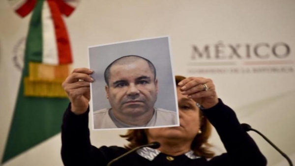 La mandataria mexicana Arely Gomez muestra una foto de &#039;El Chapo&#039; tras su huída.