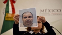 La mandataria mexicana Arely Gomez muestra una foto de &#039;El Chapo&#039; tras su huída.